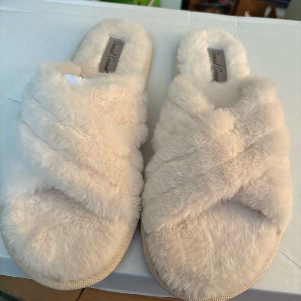 Daniel‎ Green Women's Cream Fuzzy Slippers